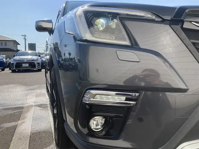 スバル フォレスター ハイブリッド アドバンス 静岡県 2021(令3)年 5.2万km マグネタイトグレーメタリック EyeSight/純正ナビ(CN-FX800D)/　AM FM CD DVD Blu-ray Bluetooth USB SD/フルセグTV/ビルトインETC/バックモニター/ドライブレコーダー/デジタルインナーミラー/LEDオートヘッドランプ/レーダークルーズコントロール/パワーシート(前席)/シートヒーター(前席)/ステアリングヒーター/パワーバックドア/前後方クリアランスソナー/スマートキー2本/純正18インチアルミホイール/純正ラゲッジマット/ワンオーナー/純正オプションサンルーフ/オプション茶×黒レザーシート