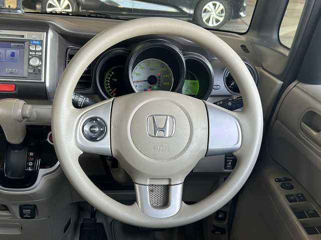 ホンダ Ｎ ＢＯＸ G Lパッケージ 静岡県 2013(平25)年 13.6万km クリスタルブラックパール 純正ナビ/FM/AM/CD/DVD/USB/SD/ワンセグ/VTR/主要装備/・純正ナビ　/・スマートキー　/・バックカメラ　/・片側パワースライドドア　/・ステアリングリモコン　/・ＥＴＣ　/・アイドリングストップ　/・純正アルミホイール　/・プッシュスタート　/・純正フロアマット　/・スペアキー　/・横滑り防止装置/・盗難防止装置