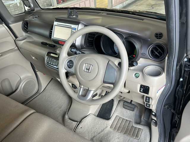 ホンダ Ｎ ＢＯＸ G Lパッケージ 静岡県 2013(平25)年 13.6万km クリスタルブラックパール 純正ナビ/FM/AM/CD/DVD/USB/SD/ワンセグ/VTR/主要装備/・純正ナビ　/・スマートキー　/・バックカメラ　/・片側パワースライドドア　/・ステアリングリモコン　/・ＥＴＣ　/・アイドリングストップ　/・純正アルミホイール　/・プッシュスタート　/・純正フロアマット　/・スペアキー　/・横滑り防止装置/・盗難防止装置