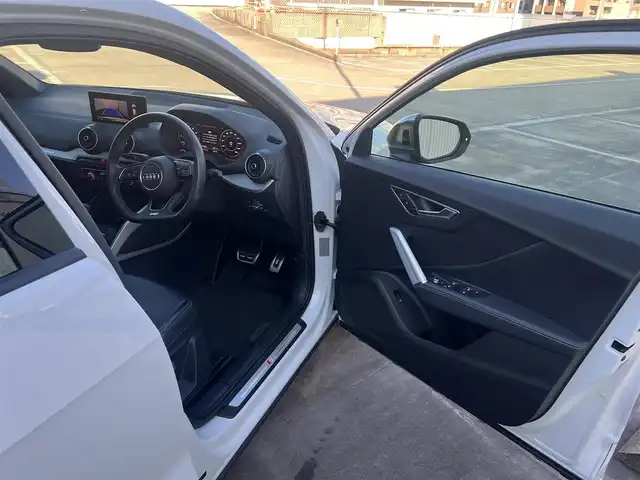 アウディ ＳＱ２ 広島県 2020(令2)年 3.3万km グレイシアホワイトメタリック アダプティブクルーズコントロール/・ホールドアシスト/・パーキングシステム/・リアビューカメラ/・プレセンスフロント/純正ナビ/・TV/・Bluetooth/・バックカメラ/バーチャルコックピット/パワーバックドア/純正ドラレコ2CH/ETC/19インチ5スポークアルミホイール/レッドキャリパー/ハーフレザー