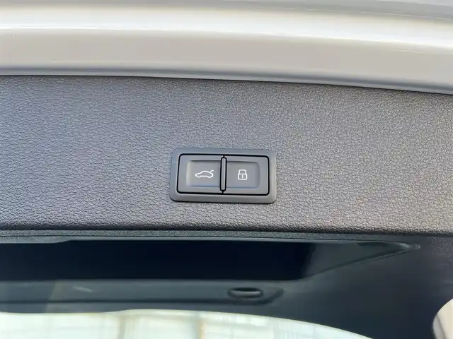 アウディ ＳＱ２ 広島県 2020(令2)年 3.3万km グレイシアホワイトメタリック アダプティブクルーズコントロール/・ホールドアシスト/・パーキングシステム/・リアビューカメラ/・プレセンスフロント/純正ナビ/・TV/・Bluetooth/・バックカメラ/バーチャルコックピット/パワーバックドア/純正ドラレコ2CH/ETC/19インチ5スポークアルミホイール/レッドキャリパー/ハーフレザー