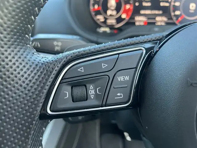 アウディ ＳＱ２ 広島県 2020(令2)年 3.3万km グレイシアホワイトメタリック アダプティブクルーズコントロール/・ホールドアシスト/・パーキングシステム/・リアビューカメラ/・プレセンスフロント/純正ナビ/・TV/・Bluetooth/・バックカメラ/バーチャルコックピット/パワーバックドア/純正ドラレコ2CH/ETC/19インチ5スポークアルミホイール/レッドキャリパー/ハーフレザー