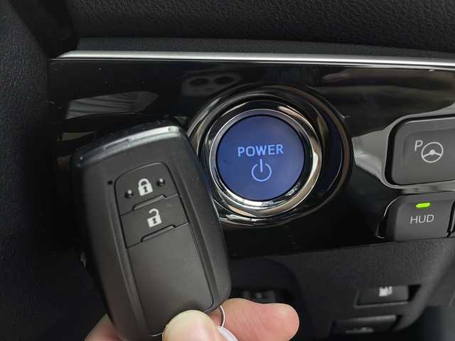 トヨタ プリウス Sセーフティプラス 群馬県 2017(平29)年 1.1万km スティールブロンドM ９型ナビ　バックカメラ　衝突被害軽減ブレーキ　アダプティブクルーズコントロール　ビルトインＥＴＣ　ヘッドアップディスプレイ　ドライブレコーダー　ステアリングリモコン　レザーステアリング　禁煙車