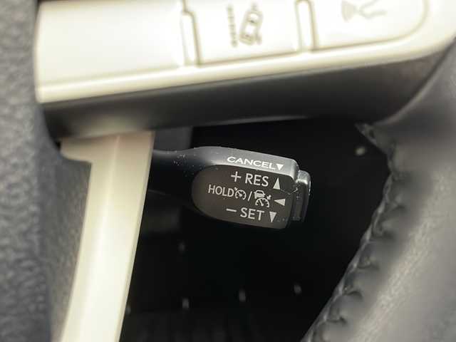 トヨタ プリウス Sセーフティプラス 群馬県 2017(平29)年 1.1万km スティールブロンドM ９型ナビ　バックカメラ　衝突被害軽減ブレーキ　アダプティブクルーズコントロール　ビルトインＥＴＣ　ヘッドアップディスプレイ　ドライブレコーダー　ステアリングリモコン　レザーステアリング　禁煙車