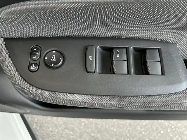 ホンダ フィット e:HEVクロスター 長崎県 2020(令2)年 4.6万km プラチナホワイトパール 純正HDDナビ(BT/FM/AM/フルセグ/CD/DVD)/プッシュスタート/スマートキー/スペアキー(1本)/渋滞追従機能付アダプティブクルーズコントロール/ナビ連動型ドラレコ/ビルトインETC/ステアリングスイッチ/純正フロアマット/純正16インチアルミホイール/ABS/VSA/LKAS/踏み間違い衝突軽減システム/CMBS/オートライト/パーキングセンサーシステム/SRSダブル・サイドエアバッグ/SRSカーテンエアバッグ/ISOFIX/イモビライザーシステム/取扱説明書/保証書/記録簿
