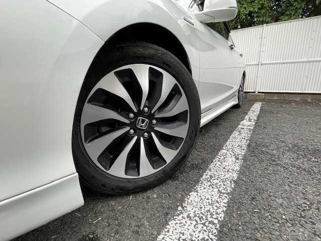 ホンダ アコード ハイブリッド EX 茨城県 2015(平27)年 20万km ホワイトオーキッドパール ３眼LEDライト/純正ナビ【AM/FM/CD/ワンセグ】/クルーズコントロール/バックカメラ/パワーシート/ETC/オートライト/スタッドレスタイヤ２３年/カーテンエアバッグ/盗難防止装置/横滑り防止装置/保証書/取扱説明書/スペアキー×１