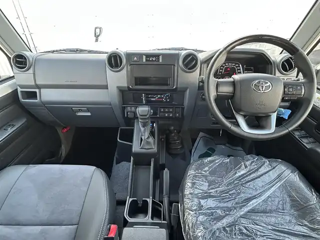 トヨタ ランドクルーザー AX 栃木県 2024(令6)年 0.1千km スーパーホワイトⅡ パートタイム4WDシステム/電動デフロック(フロント・リヤ)/デュアルモードオートマチックロッキングハブ/Bi-Beam LEDヘッドランプ(マニュアルレベリング機能付)/Toyota Safety Sense/・プリクラッシュセーフティ(歩行者［昼夜］・自転車運転者［昼］検知機能付衝突回避支援タイプ/ミリ波レーダー＋単眼カメラ方式)/・レーンディパーチャーアラート［LDA］/・オートマチックハイビーム［AHB］/・ロードサインアシスト［RSA］/・発進遅れ告知機能［TMN］/ヒルスタートアシストコントロール(HAC)/ダウンヒルアシストコントロール(DAC)/クルーズコントロール(定速制御のみ)/自動防眩インナーミラー(バックモニター内蔵)/充電用USB端子(Type-C/フロント2個)