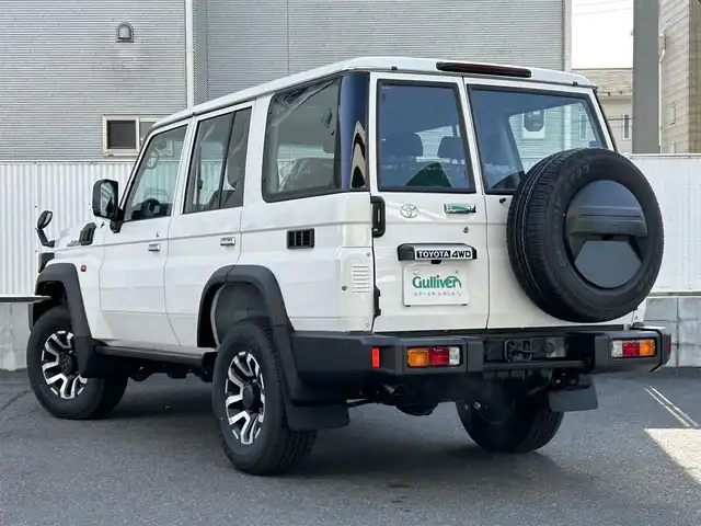トヨタ ランドクルーザー AX 栃木県 2024(令6)年 0.1千km スーパーホワイトⅡ パートタイム4WDシステム/電動デフロック(フロント・リヤ)/デュアルモードオートマチックロッキングハブ/Bi-Beam LEDヘッドランプ(マニュアルレベリング機能付)/Toyota Safety Sense/・プリクラッシュセーフティ(歩行者［昼夜］・自転車運転者［昼］検知機能付衝突回避支援タイプ/ミリ波レーダー＋単眼カメラ方式)/・レーンディパーチャーアラート［LDA］/・オートマチックハイビーム［AHB］/・ロードサインアシスト［RSA］/・発進遅れ告知機能［TMN］/ヒルスタートアシストコントロール(HAC)/ダウンヒルアシストコントロール(DAC)/クルーズコントロール(定速制御のみ)/自動防眩インナーミラー(バックモニター内蔵)/充電用USB端子(Type-C/フロント2個)