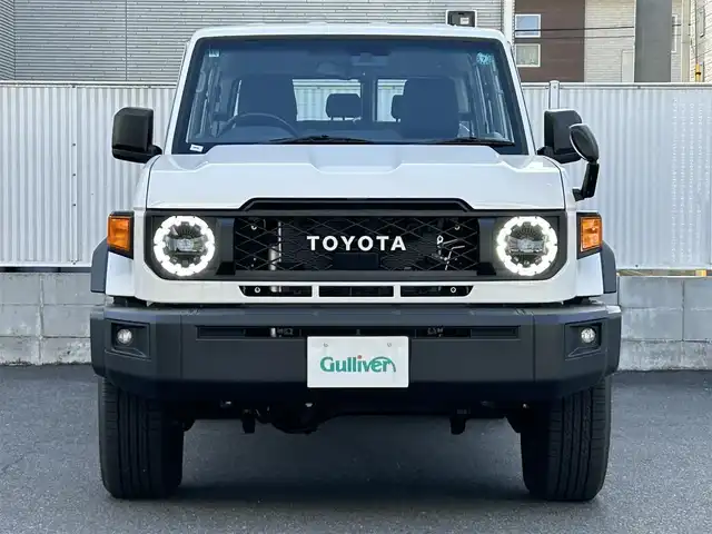 トヨタ ランドクルーザー AX 栃木県 2024(令6)年 0.1千km スーパーホワイトⅡ パートタイム4WDシステム/電動デフロック(フロント・リヤ)/デュアルモードオートマチックロッキングハブ/Bi-Beam LEDヘッドランプ(マニュアルレベリング機能付)/Toyota Safety Sense/・プリクラッシュセーフティ(歩行者［昼夜］・自転車運転者［昼］検知機能付衝突回避支援タイプ/ミリ波レーダー＋単眼カメラ方式)/・レーンディパーチャーアラート［LDA］/・オートマチックハイビーム［AHB］/・ロードサインアシスト［RSA］/・発進遅れ告知機能［TMN］/ヒルスタートアシストコントロール(HAC)/ダウンヒルアシストコントロール(DAC)/クルーズコントロール(定速制御のみ)/自動防眩インナーミラー(バックモニター内蔵)/充電用USB端子(Type-C/フロント2個)