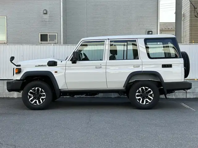 トヨタ ランドクルーザー AX 栃木県 2024(令6)年 0.1千km スーパーホワイトⅡ パートタイム4WDシステム/電動デフロック(フロント・リヤ)/デュアルモードオートマチックロッキングハブ/Bi-Beam LEDヘッドランプ(マニュアルレベリング機能付)/Toyota Safety Sense/・プリクラッシュセーフティ(歩行者［昼夜］・自転車運転者［昼］検知機能付衝突回避支援タイプ/ミリ波レーダー＋単眼カメラ方式)/・レーンディパーチャーアラート［LDA］/・オートマチックハイビーム［AHB］/・ロードサインアシスト［RSA］/・発進遅れ告知機能［TMN］/ヒルスタートアシストコントロール(HAC)/ダウンヒルアシストコントロール(DAC)/クルーズコントロール(定速制御のみ)/自動防眩インナーミラー(バックモニター内蔵)/充電用USB端子(Type-C/フロント2個)