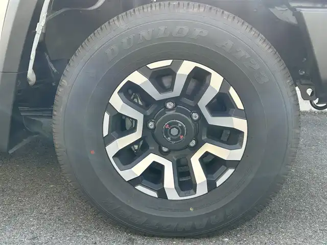 トヨタ ランドクルーザー AX 栃木県 2024(令6)年 0.1千km スーパーホワイトⅡ パートタイム4WDシステム/電動デフロック(フロント・リヤ)/デュアルモードオートマチックロッキングハブ/Bi-Beam LEDヘッドランプ(マニュアルレベリング機能付)/Toyota Safety Sense/・プリクラッシュセーフティ(歩行者［昼夜］・自転車運転者［昼］検知機能付衝突回避支援タイプ/ミリ波レーダー＋単眼カメラ方式)/・レーンディパーチャーアラート［LDA］/・オートマチックハイビーム［AHB］/・ロードサインアシスト［RSA］/・発進遅れ告知機能［TMN］/ヒルスタートアシストコントロール(HAC)/ダウンヒルアシストコントロール(DAC)/クルーズコントロール(定速制御のみ)/自動防眩インナーミラー(バックモニター内蔵)/充電用USB端子(Type-C/フロント2個)