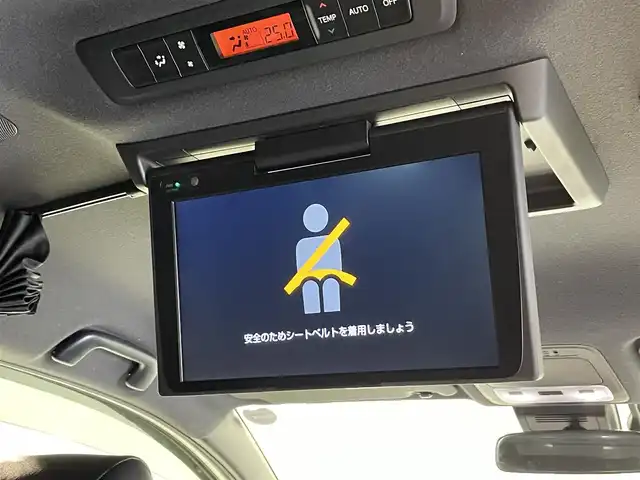 トヨタ ノア ハイブリッド Si ダブルバイビー 愛知県 2018(平30)年 4.9万km ホワイトパールクリスタルシャイン 純正９型Ｔコネクトナビ（NSZT-Y68T）/（AM/FM/Bluetooth/フルセグTV/SD/CD・DVD再生）/純正フリップダウンモニター　/トヨタセーフテセンスC　/　　-衝突軽減ブレーキ（プリクラッシュセーフティシステム）/　　-レーンディパーチャーアラート（LDA)/　　-オートマチックハイビーム/両側パワースライドドア　/シートヒーター　/ビルトインＥＴＣ　/バックカメラ　/クルーズコントロール/先行者発進お知らせ/ＵＳＢ接続　/ＬＥＤヘッドライト/LEDフォグランプ/純正フロアマット