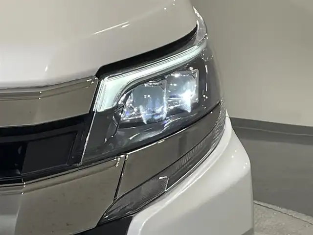 トヨタ ノア ハイブリッド Si ダブルバイビー 愛知県 2018(平30)年 4.9万km ホワイトパールクリスタルシャイン 純正９型Ｔコネクトナビ（NSZT-Y68T）/（AM/FM/Bluetooth/フルセグTV/SD/CD・DVD再生）/純正フリップダウンモニター　/トヨタセーフテセンスC　/　　-衝突軽減ブレーキ（プリクラッシュセーフティシステム）/　　-レーンディパーチャーアラート（LDA)/　　-オートマチックハイビーム/両側パワースライドドア　/シートヒーター　/ビルトインＥＴＣ　/バックカメラ　/クルーズコントロール/先行者発進お知らせ/ＵＳＢ接続　/ＬＥＤヘッドライト/LEDフォグランプ/純正フロアマット