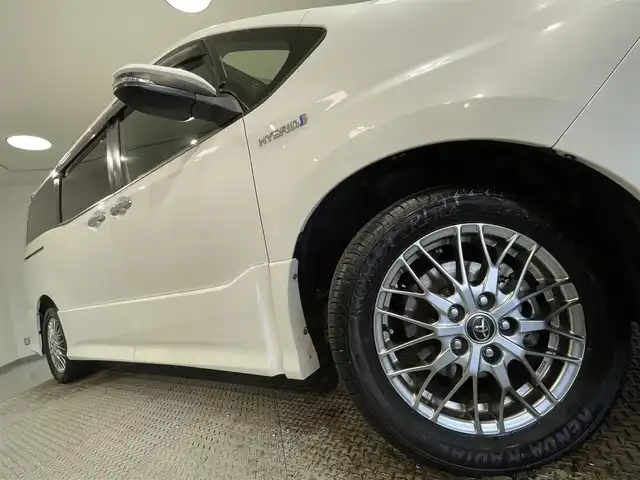 トヨタ ノア ハイブリッド Si ダブルバイビー 愛知県 2018(平30)年 4.9万km ホワイトパールクリスタルシャイン 純正９型Ｔコネクトナビ（NSZT-Y68T）/（AM/FM/Bluetooth/フルセグTV/SD/CD・DVD再生）/純正フリップダウンモニター　/トヨタセーフテセンスC　/　　-衝突軽減ブレーキ（プリクラッシュセーフティシステム）/　　-レーンディパーチャーアラート（LDA)/　　-オートマチックハイビーム/両側パワースライドドア　/シートヒーター　/ビルトインＥＴＣ　/バックカメラ　/クルーズコントロール/先行者発進お知らせ/ＵＳＢ接続　/ＬＥＤヘッドライト/LEDフォグランプ/純正フロアマット