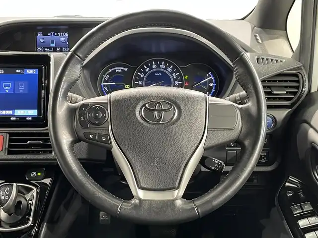 トヨタ ノア ハイブリッド Si ダブルバイビー 愛知県 2018(平30)年 4.9万km ホワイトパールクリスタルシャイン 純正９型Ｔコネクトナビ（NSZT-Y68T）/（AM/FM/Bluetooth/フルセグTV/SD/CD・DVD再生）/純正フリップダウンモニター　/トヨタセーフテセンスC　/　　-衝突軽減ブレーキ（プリクラッシュセーフティシステム）/　　-レーンディパーチャーアラート（LDA)/　　-オートマチックハイビーム/両側パワースライドドア　/シートヒーター　/ビルトインＥＴＣ　/バックカメラ　/クルーズコントロール/先行者発進お知らせ/ＵＳＢ接続　/ＬＥＤヘッドライト/LEDフォグランプ/純正フロアマット