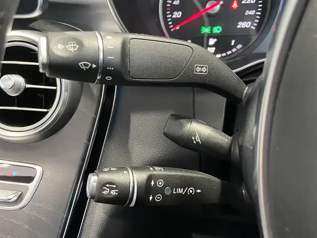 メルセデス・ベンツ Ｃ１８０ クーペ スポーツ+ 岐阜県 2016(平28)年 13.4万km ポーラホワイト ワンオーナー/レザーエクスクルーシブパッケージ（OP）/・本革シート/・エアバランスパッケージ/・パノラミックスライディングルーフ/レーダーセーフティパッケージ/・ディストロニックプラス（ステアリングアシスト付）/・飛び出し検知機能付ブレーキアシストプラス/・PRE-SAFEブレーキ（歩行者検知機能付）/・アクティブブラインドスポットアシスト/・アクティブレーンキーピングアシスト/・被害軽減ブレーキ付後方衝突警告システム/AMGスタイリングパッケージ/純正HDDナビ/バックカメラ/メモリ機能パワーシート/前席シートヒーター/LEDヘッドライト/オートライト/本革巻きステアリング/MTモードAT/パドルシフト/純正19インチAMGマルチスポークAW/純正フロアマット/純正ETC/スマートキー×2