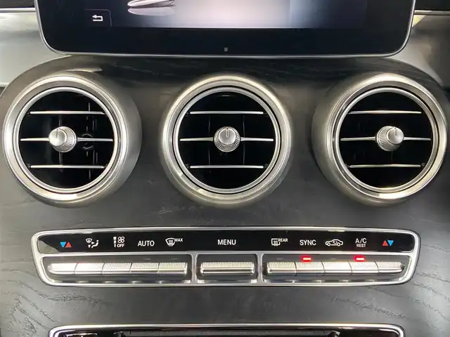 メルセデス・ベンツ Ｃ１８０ クーペ スポーツ+ 岐阜県 2016(平28)年 13.4万km ポーラホワイト ワンオーナー/レザーエクスクルーシブパッケージ（OP）/・本革シート/・エアバランスパッケージ/・パノラミックスライディングルーフ/レーダーセーフティパッケージ/・ディストロニックプラス（ステアリングアシスト付）/・飛び出し検知機能付ブレーキアシストプラス/・PRE-SAFEブレーキ（歩行者検知機能付）/・アクティブブラインドスポットアシスト/・アクティブレーンキーピングアシスト/・被害軽減ブレーキ付後方衝突警告システム/AMGスタイリングパッケージ/純正HDDナビ/バックカメラ/メモリ機能パワーシート/前席シートヒーター/LEDヘッドライト/オートライト/本革巻きステアリング/MTモードAT/パドルシフト/純正19インチAMGマルチスポークAW/純正フロアマット/純正ETC/スマートキー×2