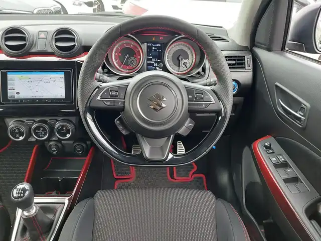 スズキ スイフト スポーツ 東京都 2024(令6)年 1.3万km スーパーブラックパール 社外7インチナビ/Bluetooth/HDMI/TV/全周囲カメラ/衝突被害軽減システム/オートライト/レーンアシスト/レーダークルーズコントロール/クリアランスソナー/運転席シートヒーター/LEDヘッドライト/フォグランプ/プッシュスタート/スマートキー/純正17インチアルミホイール/ダブル+サイドエアバッグ/デジタルインナーミラー/ドライブレコーダー