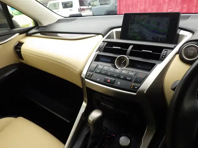 レクサス ＮＸ 200t Iパッケージ 千葉県 2014(平26)年 7.9万km スターライトブラックガラスフレーク 純正SDナビ/地デジTV/【DVD/CD再生機能　Bluetooth接続】/サイド/バックカメラ/ドライブレコーダー/前席パワーシート/シートヒーター/革巻きステアリング/ステアリングヒーター/ステアリングスイッチ/パドルシフト/ETC/3眼LEDヘッドライト/フォグライト/ウインカーミラー/クリアランスソナー/純正18インチアルミホイル/サイド/カーテンエアバッグ/スマートキー
