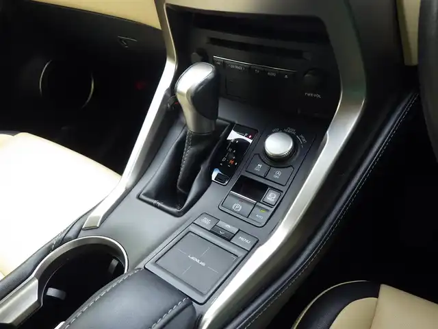 レクサス ＮＸ 200t Iパッケージ 千葉県 2014(平26)年 7.9万km スターライトブラックガラスフレーク 純正SDナビ/地デジTV/【DVD/CD再生機能　Bluetooth接続】/サイド/バックカメラ/ドライブレコーダー/前席パワーシート/シートヒーター/革巻きステアリング/ステアリングヒーター/ステアリングスイッチ/パドルシフト/ETC/3眼LEDヘッドライト/フォグライト/ウインカーミラー/クリアランスソナー/純正18インチアルミホイル/サイド/カーテンエアバッグ/スマートキー