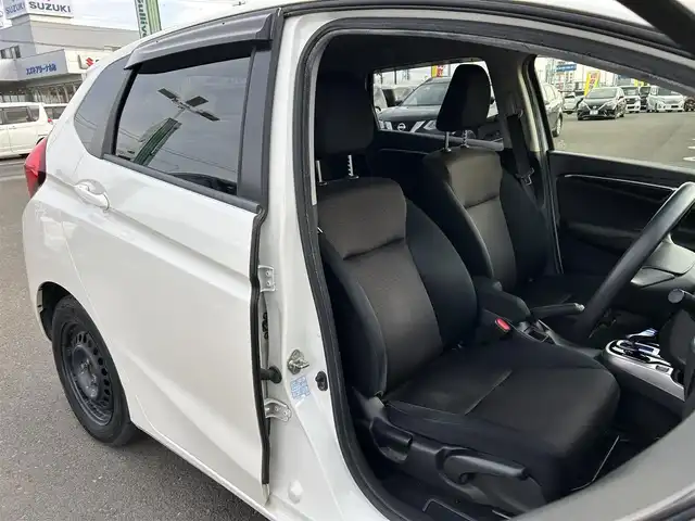 ホンダ フィット ハイブリット Fパッケージ 宮城県 2015(平27)年 15.3万km プレミアムホワイトパール 社外SDメモリーナビ/・Bluetooth/・ワンセグTV/・CD/DVD/ETC/バックカメラ/コーナーセンサー/横滑り防止装置/オートライト/電動格納ミラー/純正フロアマット/オートエアコン/盗難防止装置/ドアバイザー/アイドリングストップ/プッシュスタート＆スペアキー