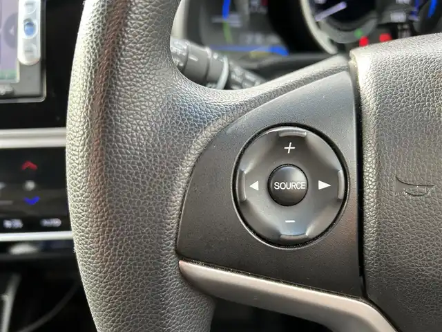 ホンダ フィット ハイブリット Fパッケージ 宮城県 2015(平27)年 15.3万km プレミアムホワイトパール 社外SDメモリーナビ/・Bluetooth/・ワンセグTV/・CD/DVD/ETC/バックカメラ/コーナーセンサー/横滑り防止装置/オートライト/電動格納ミラー/純正フロアマット/オートエアコン/盗難防止装置/ドアバイザー/アイドリングストップ/プッシュスタート＆スペアキー