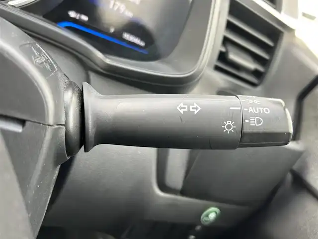 ホンダ フィット ハイブリット Fパッケージ 宮城県 2015(平27)年 15.3万km プレミアムホワイトパール 社外SDメモリーナビ/・Bluetooth/・ワンセグTV/・CD/DVD/ETC/バックカメラ/コーナーセンサー/横滑り防止装置/オートライト/電動格納ミラー/純正フロアマット/オートエアコン/盗難防止装置/ドアバイザー/アイドリングストップ/プッシュスタート＆スペアキー