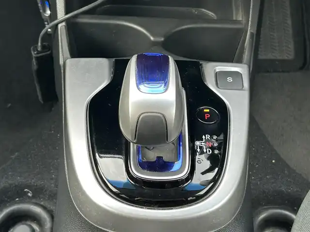 ホンダ フィット ハイブリット Fパッケージ 宮城県 2015(平27)年 15.3万km プレミアムホワイトパール 社外SDメモリーナビ/・Bluetooth/・ワンセグTV/・CD/DVD/ETC/バックカメラ/コーナーセンサー/横滑り防止装置/オートライト/電動格納ミラー/純正フロアマット/オートエアコン/盗難防止装置/ドアバイザー/アイドリングストップ/プッシュスタート＆スペアキー