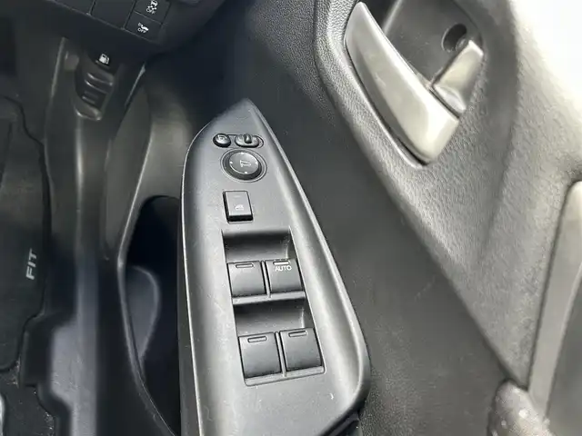 ホンダ フィット ハイブリット Fパッケージ 宮城県 2015(平27)年 15.3万km プレミアムホワイトパール 社外SDメモリーナビ/・Bluetooth/・ワンセグTV/・CD/DVD/ETC/バックカメラ/コーナーセンサー/横滑り防止装置/オートライト/電動格納ミラー/純正フロアマット/オートエアコン/盗難防止装置/ドアバイザー/アイドリングストップ/プッシュスタート＆スペアキー