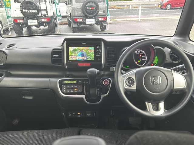 ホンダ Ｎ ＢＯＸ G SSパッケージ 鳥取県 2016(平28)年 1.3万km プレミアムホワイトパールⅡ Ｇ特別仕様車 ＳＳパッケージ/ナビ装着用スペシャルパッケージ＋ETC車載器(ナビ連動)/オートエアコン（プラズマクラスター搭載）/アレルクリーンシート/運転席シートハイトアジャスター/車速連動バリアブル間欠ワイパー/リア左側パワースライドドア＋イージークローザー（両側）/リアシートスライド＋シートバックテーブル/リア右側パワースライドドア/あんしんパッケージ/ディスチャージヘッドライト(オートライトコントロール機構付)/オートリトラミラー/ハーフシェイドフロントウィンドウ/360°スーパーUV・IRカットパッケージ/リア席サンシェード/親水/ヒーテッドドアミラー/フロントドア撥水ガラス/シートヒーター