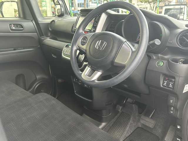 ホンダ Ｎ ＢＯＸ G SSパッケージ 鳥取県 2016(平28)年 1.3万km プレミアムホワイトパールⅡ Ｇ特別仕様車 ＳＳパッケージ/ナビ装着用スペシャルパッケージ＋ETC車載器(ナビ連動)/オートエアコン（プラズマクラスター搭載）/アレルクリーンシート/運転席シートハイトアジャスター/車速連動バリアブル間欠ワイパー/リア左側パワースライドドア＋イージークローザー（両側）/リアシートスライド＋シートバックテーブル/リア右側パワースライドドア/あんしんパッケージ/ディスチャージヘッドライト(オートライトコントロール機構付)/オートリトラミラー/ハーフシェイドフロントウィンドウ/360°スーパーUV・IRカットパッケージ/リア席サンシェード/親水/ヒーテッドドアミラー/フロントドア撥水ガラス/シートヒーター