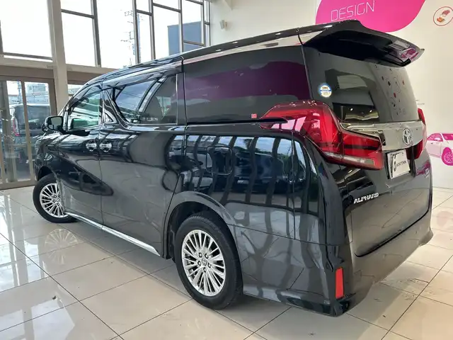 トヨタ アルファードハイブリット S タイプゴールドⅢ 埼玉県 2023(令5)年 2.2万km ブラック セーフティセンス/純正メーカーナビ/ BT/USB/フルセグ/バックカメラ/フリップダウンモニター/両側電動スライドドア/パワーバックドア/サンルーフ/純正17インチアルミホイール/オートブレーキホールド/デジタルインナーミラー/レーダークルーズコントロール/レーンキープアシスト/ハーフレザーシート/ETC/スマートキー/禁煙車