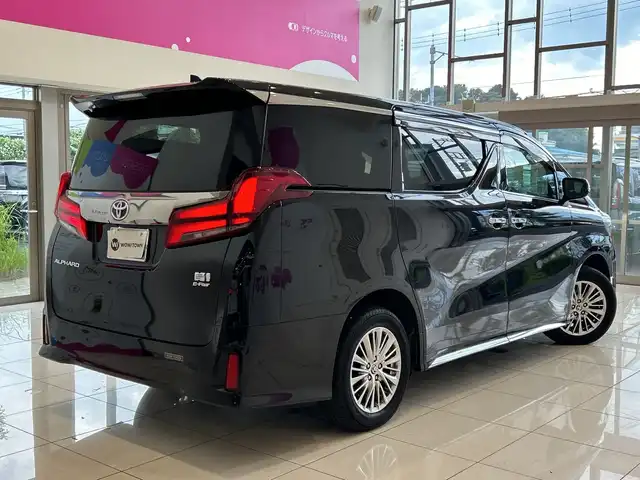 トヨタ アルファードハイブリット S タイプゴールドⅢ 埼玉県 2023(令5)年 2.2万km ブラック セーフティセンス/純正メーカーナビ/ BT/USB/フルセグ/バックカメラ/フリップダウンモニター/両側電動スライドドア/パワーバックドア/サンルーフ/純正17インチアルミホイール/オートブレーキホールド/デジタルインナーミラー/レーダークルーズコントロール/レーンキープアシスト/ハーフレザーシート/ETC/スマートキー/禁煙車