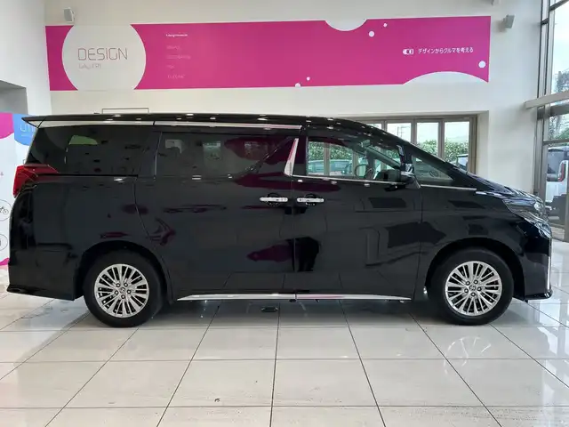 トヨタ アルファードハイブリット S タイプゴールドⅢ 埼玉県 2023(令5)年 2.2万km ブラック セーフティセンス/純正メーカーナビ/ BT/USB/フルセグ/バックカメラ/フリップダウンモニター/両側電動スライドドア/パワーバックドア/サンルーフ/純正17インチアルミホイール/オートブレーキホールド/デジタルインナーミラー/レーダークルーズコントロール/レーンキープアシスト/ハーフレザーシート/ETC/スマートキー/禁煙車