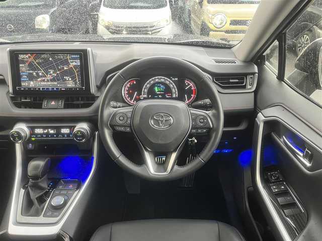 トヨタ ＲＡＶ４ アドベンチャー オフロードPKG 島根県 2021(令3)年 2.7万km アティチュードブラックマイカ 4WD/社外９型ナビ(ALPINE)　/(AM/FM/フルセグTV/ＤＶＤ再生/Ｂｌｕｅｔｏｏｔｈ接続)　/前後ドライブレコーダー　/ＥＴＣ　/バックカメラ　/レーダークルーズコントロール　/前後コーナーセンサー　/レーンアシスト/プリクラッシュセーフティ/レザーシート(黒)　/運転席パワーシート/電動パーキングブレーキ/オートホールド　/オートハイビーム／ライト　/純正ＬＥＤライト/純正18インチアルミホイール/純正フロアマット/スペアキー1本