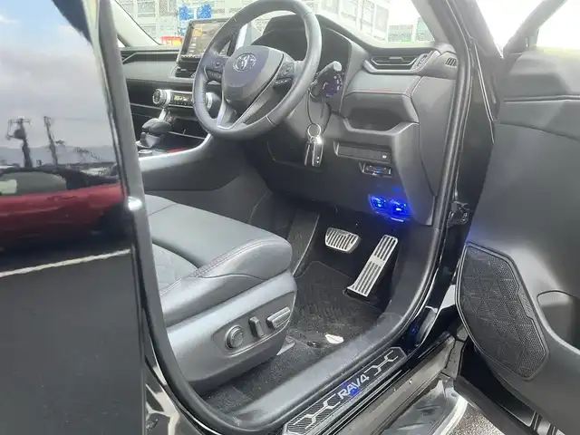 トヨタ ＲＡＶ４ アドベンチャー オフロードPKG 島根県 2021(令3)年 2.7万km アティチュードブラックマイカ 4WD/社外９型ナビ(ALPINE)　/(AM/FM/フルセグTV/ＤＶＤ再生/Ｂｌｕｅｔｏｏｔｈ接続)　/前後ドライブレコーダー　/ＥＴＣ　/バックカメラ　/レーダークルーズコントロール　/前後コーナーセンサー　/レーンアシスト/プリクラッシュセーフティ/レザーシート(黒)　/運転席パワーシート/電動パーキングブレーキ/オートホールド　/オートハイビーム／ライト　/純正ＬＥＤライト/純正18インチアルミホイール/純正フロアマット/スペアキー1本