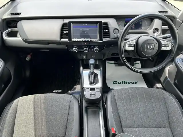 ホンダ フィット e:HEVホーム 千葉県 2020(令2)年 0.6万km シャイニンググレーM ホンダセンシング/・衝突軽減ブレーキ/・レーンキープアシスト/・オートマチックハイビーム/・歩行者事故低減ステアリング/・アダプティブクルーズコントロール/純正8インチSDナビ【VXM-205VFEi】/・CD/DVD/Bluetooth/フルセグTV/バックカメラ/スマートキー/前後コーナーセンサー/前後ドライブレコーダー/ハーフレザーシート/ETC/純正LEDヘッドライト/ヘッドライトレベライザー/サイド＆カーテンエアバッグ/新車時保証書＆取扱説明書
