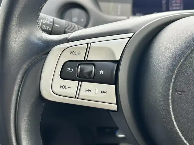 ホンダ フィット e:HEVホーム 千葉県 2020(令2)年 0.6万km シャイニンググレーM ホンダセンシング/・衝突軽減ブレーキ/・レーンキープアシスト/・オートマチックハイビーム/・歩行者事故低減ステアリング/・アダプティブクルーズコントロール/純正8インチSDナビ【VXM-205VFEi】/・CD/DVD/Bluetooth/フルセグTV/バックカメラ/スマートキー/前後コーナーセンサー/前後ドライブレコーダー/ハーフレザーシート/ETC/純正LEDヘッドライト/ヘッドライトレベライザー/サイド＆カーテンエアバッグ/新車時保証書＆取扱説明書