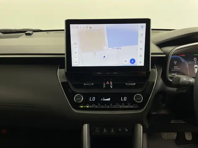 トヨタ カローラ クロス ハイブリッド Z 鹿児島県 2024(令6)年 1.3万km プラチナホワイトパールマイカ 純正ナビゲーションシステム/Bluetooth/フルセグTV/前後ドライブレコーダー/デジタルインナーミラー/アラウンドビューモニター/電子制御パーキング/駐車アシスト/パワーシート/DNシートヒーター/電動リアゲート/クルーズコントロール/トヨタセーフティセンス/SOSコール/コーナーセンサー/レーンキープアシスト/盗難防止装置/ETC2.0/電動パーキングブレーキ/前後ドライブレコーダー/デジタルインナーミラー/オートホールド