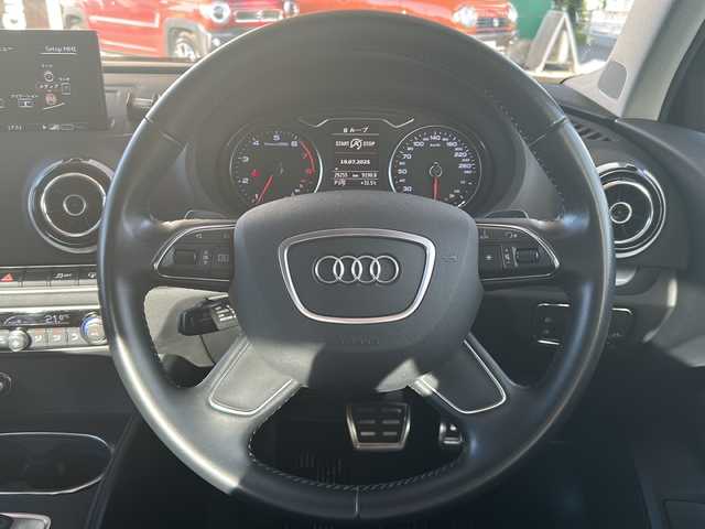 アウディ Ａ３ セダン 1．4 TFSI 東京都 2016(平28)年 3万km ブリリアントレッド 純正ナビ【Bluetooth接続可、CD、DVD、フルセグTV】/クルーズコントロール/バックカメラ/ドライブレコーダー前後/アイドリングストップ/電動パーキングブレーキ/純正フロアマット/純正アルミホイール/ドライブモード/パドルシフト/MTモード付AT/センターコンソール/コーナーセンサー/オートライト/LEDヘッドライト/横滑り防止装置/盗難防止装置/ABS/ETC/Wサイドエアバッグ/スマートキー/スペアキー1本/保証書、取扱説明書