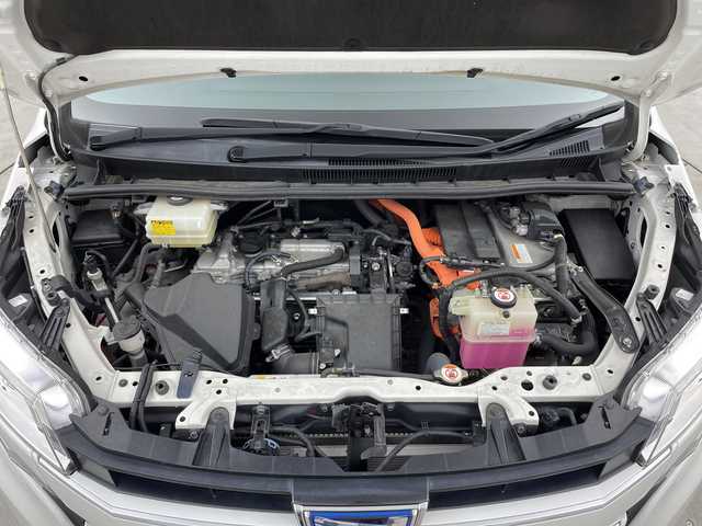 トヨタ ノア ハイブリッド G 三重県 2017(平29)年 6.5万km ホワイトパールクリスタルシャイン 禁煙車 /社外ナビ/・CD/DVD/AM/FM/iPod/SD/フルセグ/iPod/Bluetooth/前席シートヒーター/Alpineフリップダウンモニター/クルーズコントロール/プリクラッシュセーフティ/レーンキープアシスト/オートハイビーム/オートライト/プッシュスタート/スマートキー/スペアキー/両側パワースライドドア/純正１５インチAW