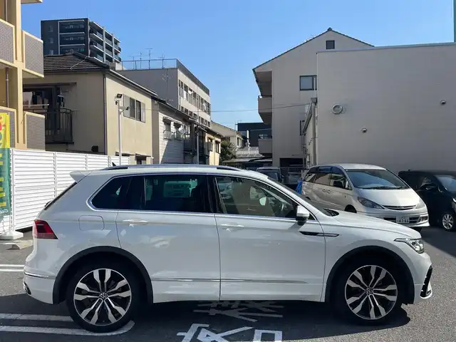 フォルクスワーゲン ＶＷ ティグアン TSI Rライン 広島県 2022(令4)年 1.9万km 白 /登録時走行距離/　　　　　　　18505キロ/ワンオーナー/サンルーフ/純正ナビ/全方位モニター/地デジ視聴可/黒革シート/シートヒーター/ハーマンカードン/パワーバックドア/HUD/ルーフレール/スペアキー×１/ビルトインETC/新車時整備手帳/　　【保証書】/取扱説明書/