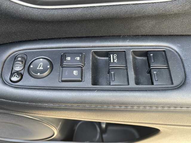 ホンダ ヴェゼル X 兵庫県 2016(平28)年 3.5万km クリスタルブラックパール ワンオーナー/社外SDナビ　Panasonic CN-RX02D/Bluetooth・AM/FM・DVD/フルセグTV/ETC/バックカメラ/アンチロック・ブレーキ・システム/クルーズコントロール/コーナーセンサー/横滑り防止装置/純正フロアマット/純正アルミホイール/プッシュスタート/ステアリングスイッチ/取扱説明書/保証書