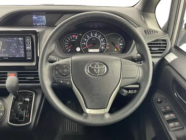 トヨタ ノア X 埼玉県 2017(平29)年 5.4万km アバンギャルドブロンズメタリック トヨタセーフティセンス/ALPINE製メモリナビ（7インチ）/ALPINE製フリップダウンモニター（12.8インチ）/フルセグTV/CD/DVD/BT/純正LEDヘッドライト/オートライト/オートハイビーム/社外ドライブレコーダー/バックカメラ/両側パワースライドドア/クルーズコントロール/プリクラッシュセーフティー/レーンディパーチャアラート/プッシュスタート/スマートキー×2/ETC/取扱説明書/保証書