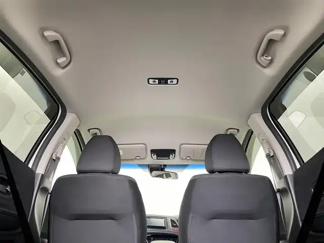 ホンダ ヴェゼル ハイブリッド X 埼玉県 2015(平27)年 5.1万km ホワイトオーキッドパール ・シティブレーキアクティブシステム/・サイド＋カーテンエアバッグシステム/社外7インチメモリナビ/（CD/DVD/SD/ワンセグ/USB/ipod）/社外ETC/電動パーキングブレーキ/オートブレーキホールド/クルーズコントロール/パドルシフト/革巻きステアリング/LEDヘッドライト/フォグランプ/純正16インチアルミホイール/純正フロアマット/社外ドアバイザー