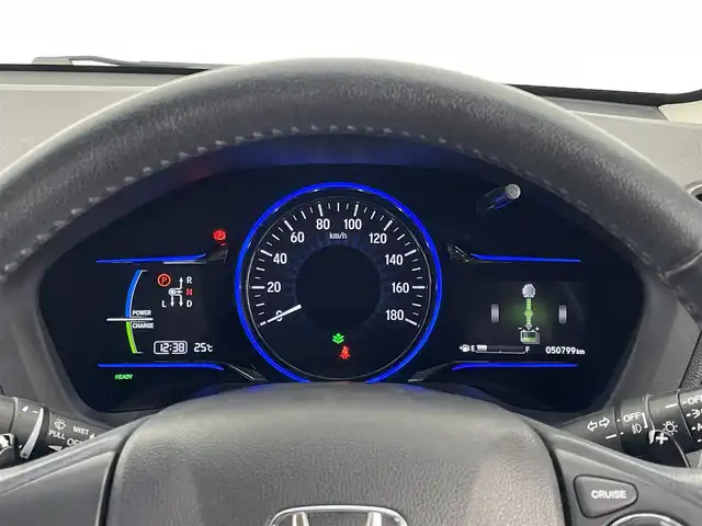 ホンダ ヴェゼル ハイブリッド X 埼玉県 2015(平27)年 5.1万km ホワイトオーキッドパール ・シティブレーキアクティブシステム/・サイド＋カーテンエアバッグシステム/社外7インチメモリナビ/（CD/DVD/SD/ワンセグ/USB/ipod）/社外ETC/電動パーキングブレーキ/オートブレーキホールド/クルーズコントロール/パドルシフト/革巻きステアリング/LEDヘッドライト/フォグランプ/純正16インチアルミホイール/純正フロアマット/社外ドアバイザー