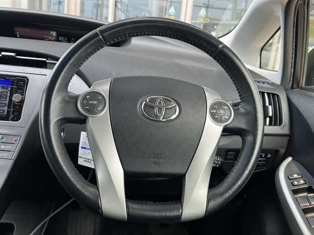 トヨタ プリウス G 静岡県 2013(平25)年 6.9万km ホワイトパールクリスタルシャイン ケンウッドナビ/・iPod/・SD/・USB/・FM/・AM/・フルセグTV/・CD/・DVD/・内蔵メモリ/・Bluetooth/主要装備/・ドライブレコーダー/・ＨＩＤヘッドライト/・フォグランプ/・ビルトインＥＴＣ/・サイドカーテンエアバッグ/・ステアリングスイッチ/・オートライト/・ＵＳＢ電源ソケット/・純正フロアマット