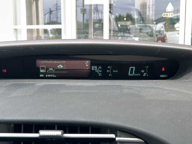 トヨタ プリウス G 静岡県 2013(平25)年 6.9万km ホワイトパールクリスタルシャイン ケンウッドナビ/・iPod/・SD/・USB/・FM/・AM/・フルセグTV/・CD/・DVD/・内蔵メモリ/・Bluetooth/主要装備/・ドライブレコーダー/・ＨＩＤヘッドライト/・フォグランプ/・ビルトインＥＴＣ/・サイドカーテンエアバッグ/・ステアリングスイッチ/・オートライト/・ＵＳＢ電源ソケット/・純正フロアマット