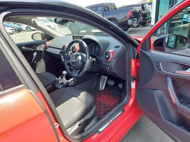 アウディ Ａ１ スポーツバック 1．4TFSI 東京都 2015(平27)年 2.6万km 赤 ・ワンオーナー/・プッシュスタート/・アイドリングストップ/・MTモード付きAT/・純正ナビ/・フルセグTV/・ETC/・前後ドライブレコーダー ZDR 037/・オートライト
