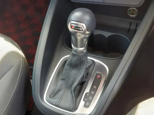 アウディ Ａ１ スポーツバック 1．4TFSI 東京都 2015(平27)年 2.6万km 赤 ・ワンオーナー/・プッシュスタート/・アイドリングストップ/・MTモード付きAT/・純正ナビ/・フルセグTV/・ETC/・前後ドライブレコーダー ZDR 037/・オートライト